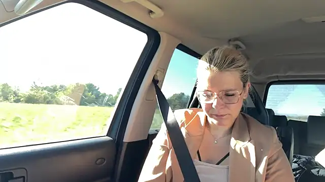 Snapshot of EmyLana chatting on 10/12/25, 08:24 EmyLana online show from 10/12/25, 08:24