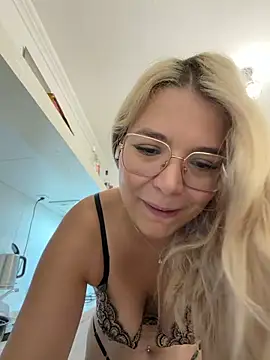 Snapshot of EmyLana chatting on 10/18/25, 07:53 EmyLana online show from 10/18/25, 07:53