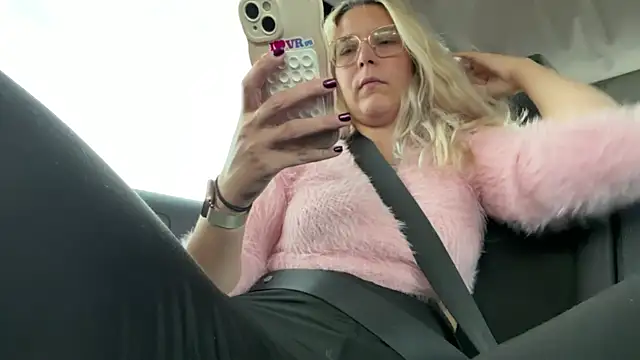 Snapshot of EmyLana chatting on 10/29/25, 09:11 EmyLana online show from 10/29/25, 09:11