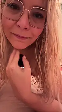 Snapshot of EmyLana chatting on 12/14/25, 08:20 EmyLana online show from 12/14/25, 08:20