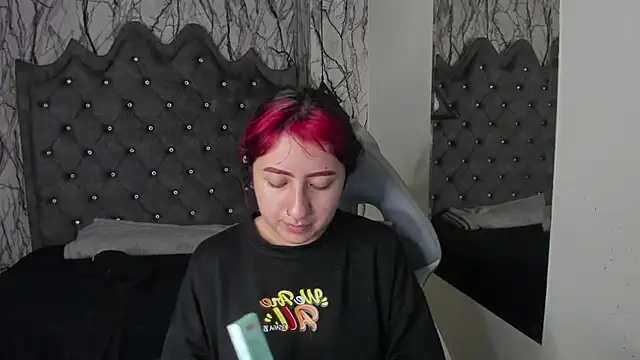 larissa01  online show from 01/04/25, 03:07