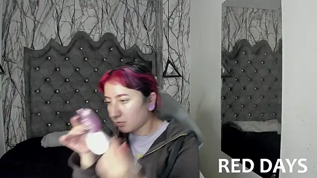 larissa01  online show from 01/05/25, 04:04