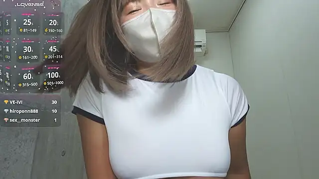 Snapshot of sara__xx__love chatting on 10/19/25, 01:34 sara xx love online show from 10/19/25, 01:34