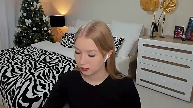 Snapshot of shy__lady chatting on 01/10/25, 11:22 shy lady online show from 01/10/25, 11:22