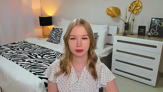 Snapshot of shy__lady chatting on 01/17/25, 12:31 shy lady online show from 01/17/25, 12:31
