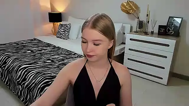 Snapshot of shy__lady chatting on 02/28/25, 02:53 shy lady online show from 02/28/25, 02:53