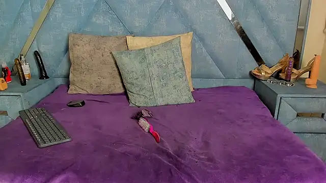 Snapshot of Aura_love69 chatting on 12/01/25, 04:39 Aura love69 online show from 12/01/25, 04:39