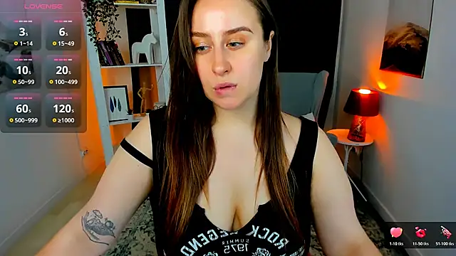 Snapshot of Lattea chatting on 10/18/25, 04:19 Lattea online show from 10/18/25, 04:19