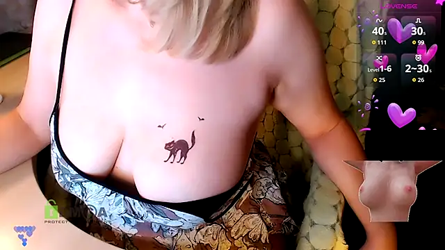 Snapshot of _-Luna-_ chatting on 10/31/25, 08:43  -Luna-  online show from 10/31/25, 08:43