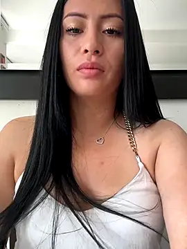 Snapshot of Sara_luna_ chatting on 11/10/25, 01:32 Sara luna online show from 11/10/25, 01:32