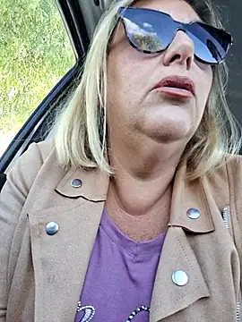 Snapshot of Mara-24 chatting on 10/06/25, 01:52 Mara-24 online show from 10/06/25, 01:52