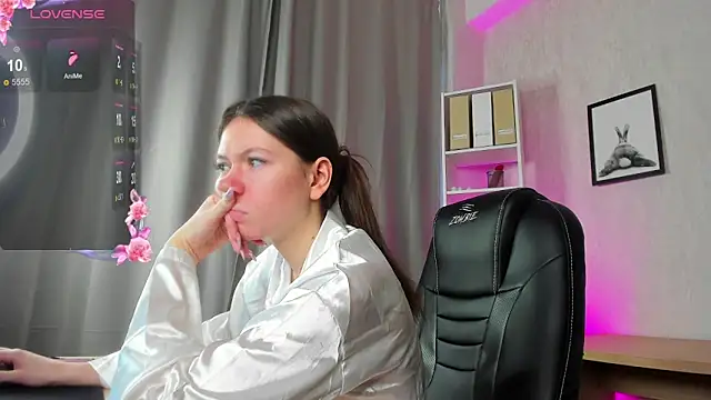 Snapshot of Nicole_Charm chatting on 03/05/25, 02:14 Nicole Charm online show from 03/05/25, 02:14