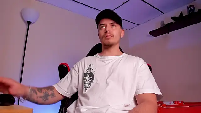 Snapshot of james_connor2 chatting on 10/12/25, 07:02 james connor2 online show from 10/12/25, 07:02