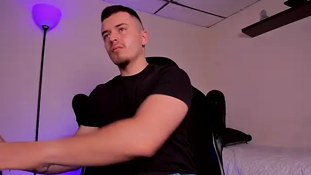 Snapshot of james_connor2 chatting on 11/15/25, 07:10 james connor2 online show from 11/15/25, 07:10