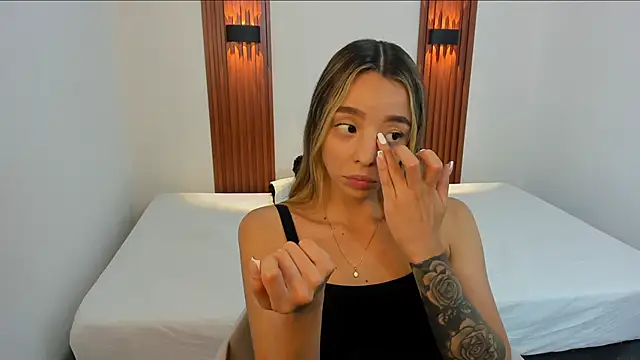 Snapshot of AliceRoss0 chatting on 12/04/25, 08:39 AliceRoss0 online show from 12/04/25, 08:39