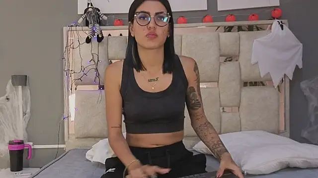 Saraa lov online show from 10/25/25, 03:14