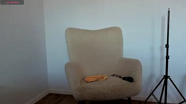 Jullyenn3 online show from 05/14/26, 09:49