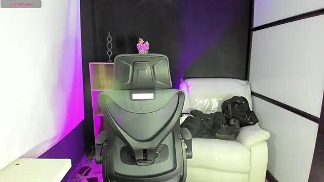 Snapshot of TifanyWhite_ chatting on 03/19/25, 08:32 TifanyWhite online show from 03/19/25, 08:32