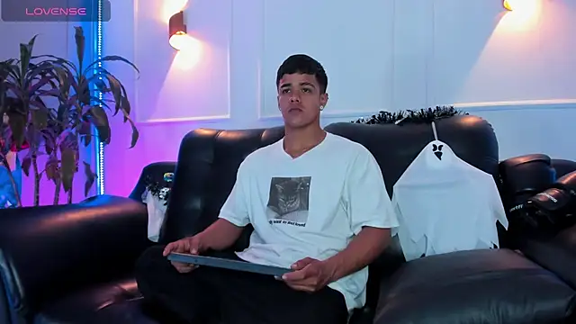 Rob saenz  online show from 10/30/25, 01:56