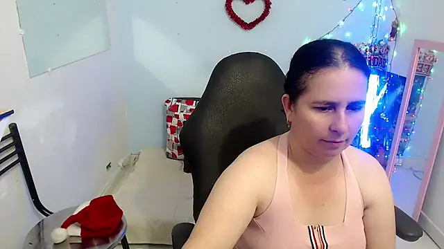Snapshot of victoria_jones chatting on 12/17/25, 02:45 victoria jones online show from 12/17/25, 02:45
