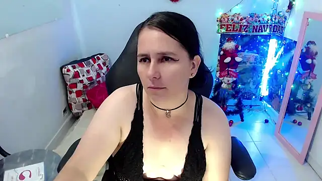 Snapshot of victoria_jones chatting on 12/19/25, 02:57 victoria jones online show from 12/19/25, 02:57