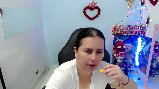 Snapshot of victoria_jones chatting on 12/22/25, 03:09 victoria jones online show from 12/22/25, 03:09