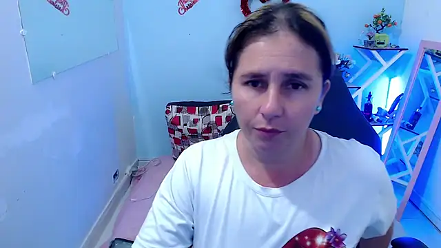 Snapshot of victoria_jones chatting on 03/05/26, 01:07 victoria jones online show from 03/05/26, 01:07