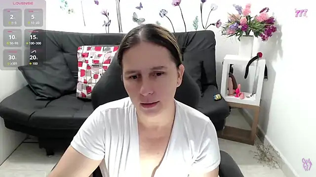 Snapshot of victoria_jones chatting on 05/02/26, 01:38 victoria jones online show from 05/02/26, 01:38