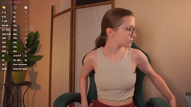 Snapshot of brendacom chatting on 10/29/25, 04:20 brendacom online show from 10/29/25, 04:20