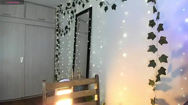 Sarah Castillo  online show from 02/17/25, 03:09