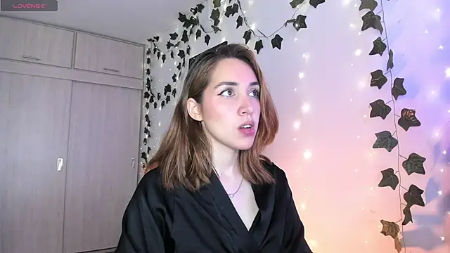 Sarah Castillo  online show from 03/07/25, 04:22