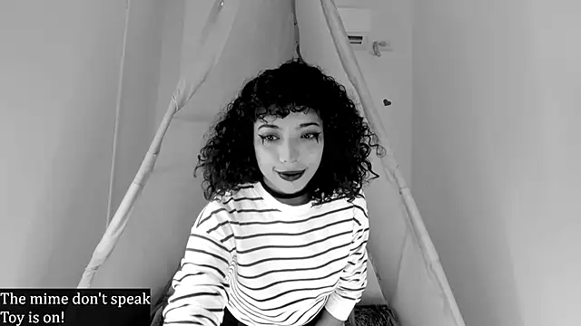 Ariella Ruiz online show from 10/14/25, 12:50