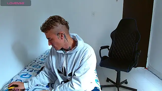 Snapshot of bray_hotboy777 chatting on 10/12/25, 03:33 bray hotboy777 online show from 10/12/25, 03:33