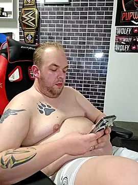 Snapshot of PupW0lfy chatting on 12/19/24, 04:02 PupW0lfy online show from 12/19/24, 04:02