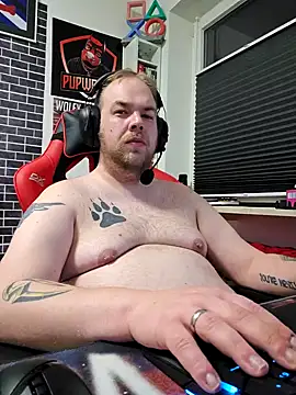 Snapshot of PupW0lfy chatting on 01/22/25, 04:44 PupW0lfy online show from 01/22/25, 04:44