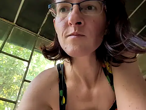 Snapshot of Milky_hairy_mommy chatting on 09/19/25, 12:17 Milky hairy mommy online show from 09/19/25, 12:17