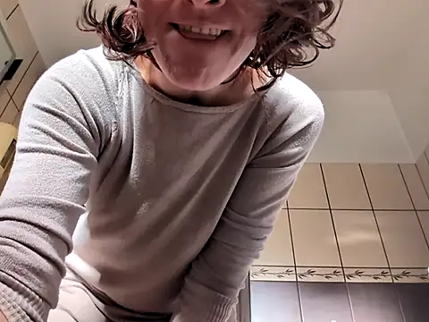 Snapshot of Milky_hairy_mommy chatting on 09/29/25, 06:51 Milky hairy mommy online show from 09/29/25, 06:51