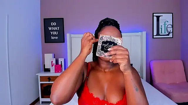 Snapshot of Britanymooree chatting on 11/28/25, 08:33 Britanymooree online show from 11/28/25, 08:33