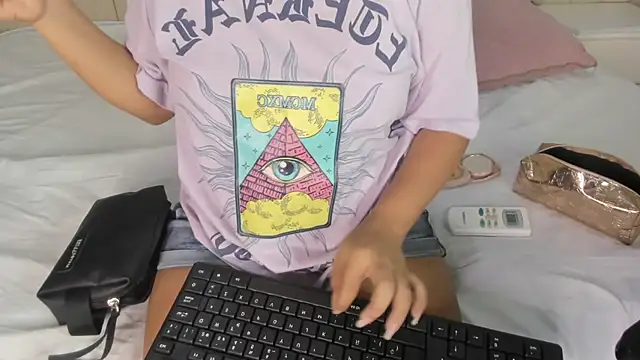 Littleolivia  online show from 01/16/25, 01:14