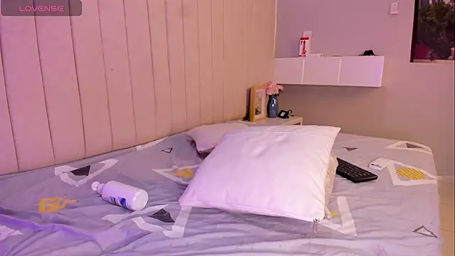 Littleolivia  online show from 07/04/26, 04:02