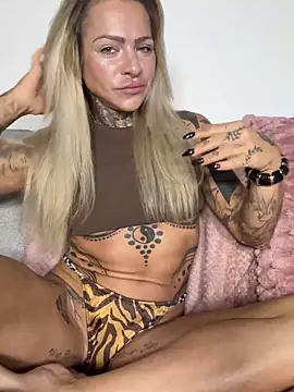 Divina X  online show from 11/17/25, 06:46