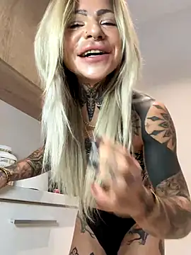 Snapshot of Divina_X_ chatting on 12/18/25, 05:02 Divina X online show from 12/18/25, 05:02