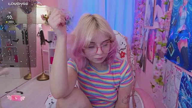 Snapshot of Coconut_Mia chatting on 10/22/25, 04:18 Coconut Mia online show from 10/22/25, 04:18