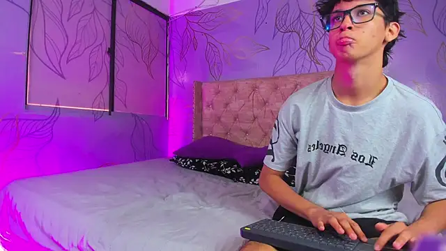 Theskinnyboys online show from 03/06/25, 01:24