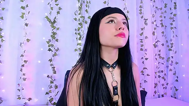 Snapshot of EmilyWithe chatting on 05/30/26, 12:30 EmilyWithe online show from 05/30/26, 12:30