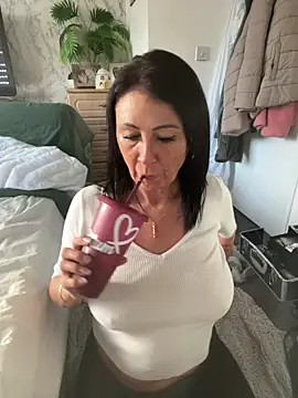 Snapshot of Naughtynanny75 chatting on 12/10/24, 01:22 Naughtynanny75 online show from 12/10/24, 01:22