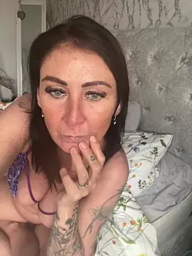 Snapshot of Naughtynanny75 chatting on 01/21/25, 01:43 Naughtynanny75 online show from 01/21/25, 01:43