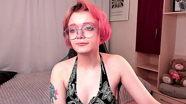 Snapshot of ohliva chatting on 12/07/24, 12:19 ohliva online show from 12/07/24, 12:19