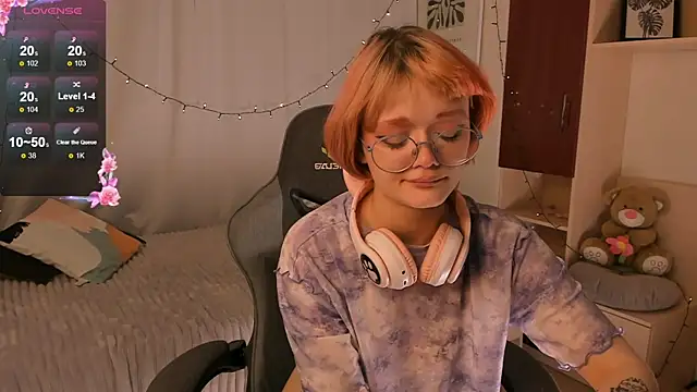 Snapshot of ohliva chatting on 12/10/24, 11:08 ohliva online show from 12/10/24, 11:08