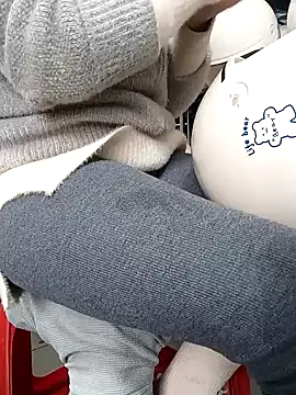 Snapshot of Pullet- chatting on 12/16/24, 04:45 Pullet- online show from 12/16/24, 04:45